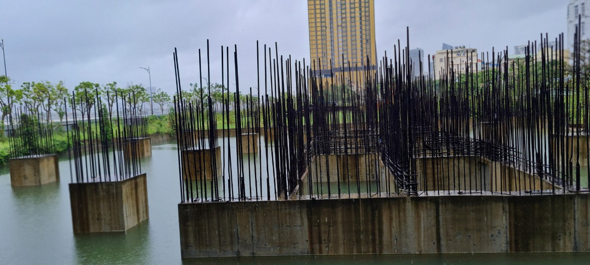 Những khối bê tông cốt thép đã gỉ sét.