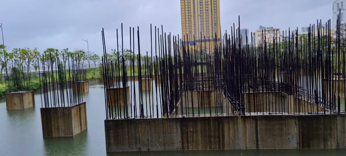 Những khối bê tông cốt thép đã gỉ sét.