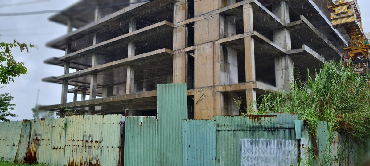 Công trình đang xây dựng dang dở thì dừng nhiều năm nay, cỏ dại mọc quá đầu người.