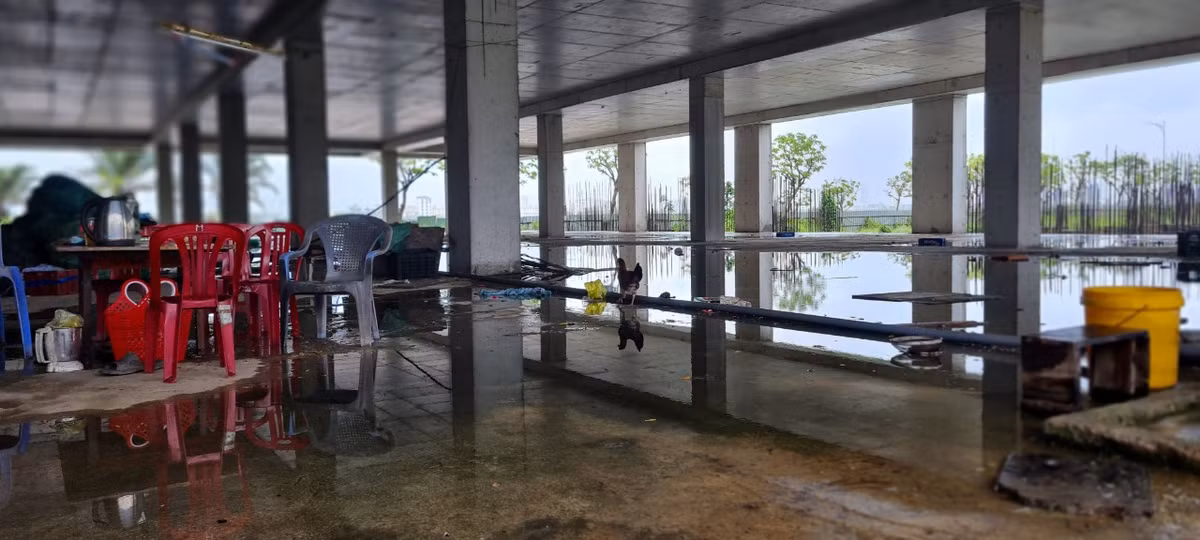 Tầng dưới được trưng dụng làm kho.