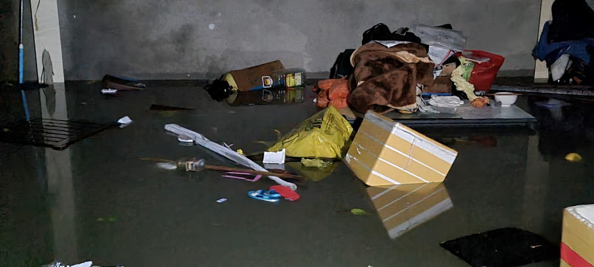 Nước lên nhanh khiến nhiều gia đình không kịp trở tay.