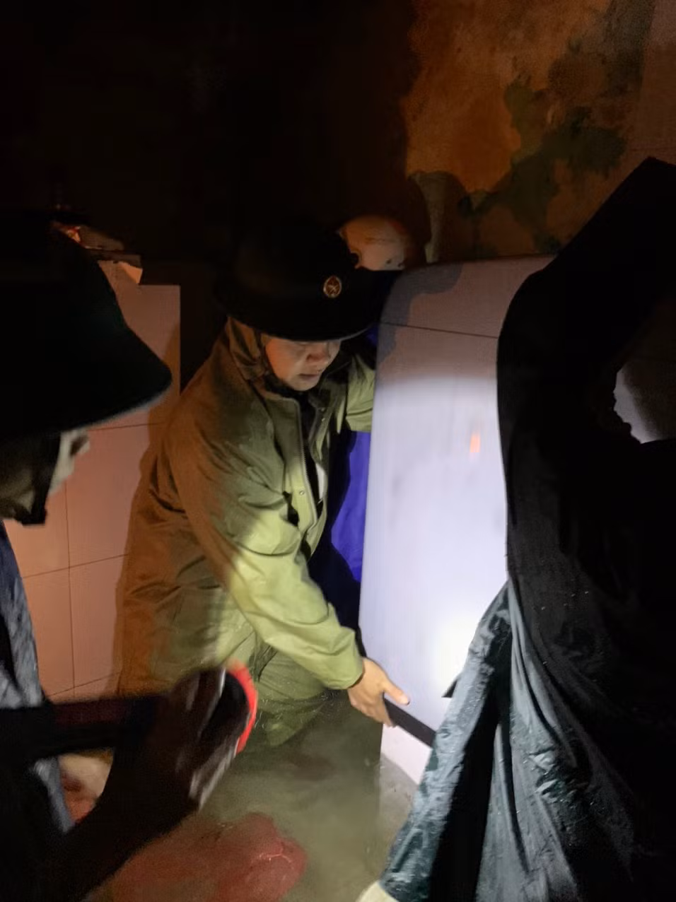 Đồ đạc được chuyển lên cao...