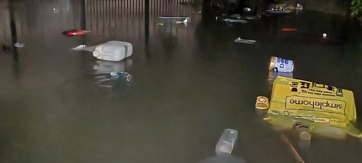 Biển nước giữa nhà.