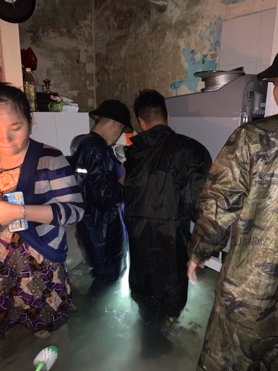 Trong đêm, lực lượng chức năng đã dốc toàn lực hỗ trợ người dân.