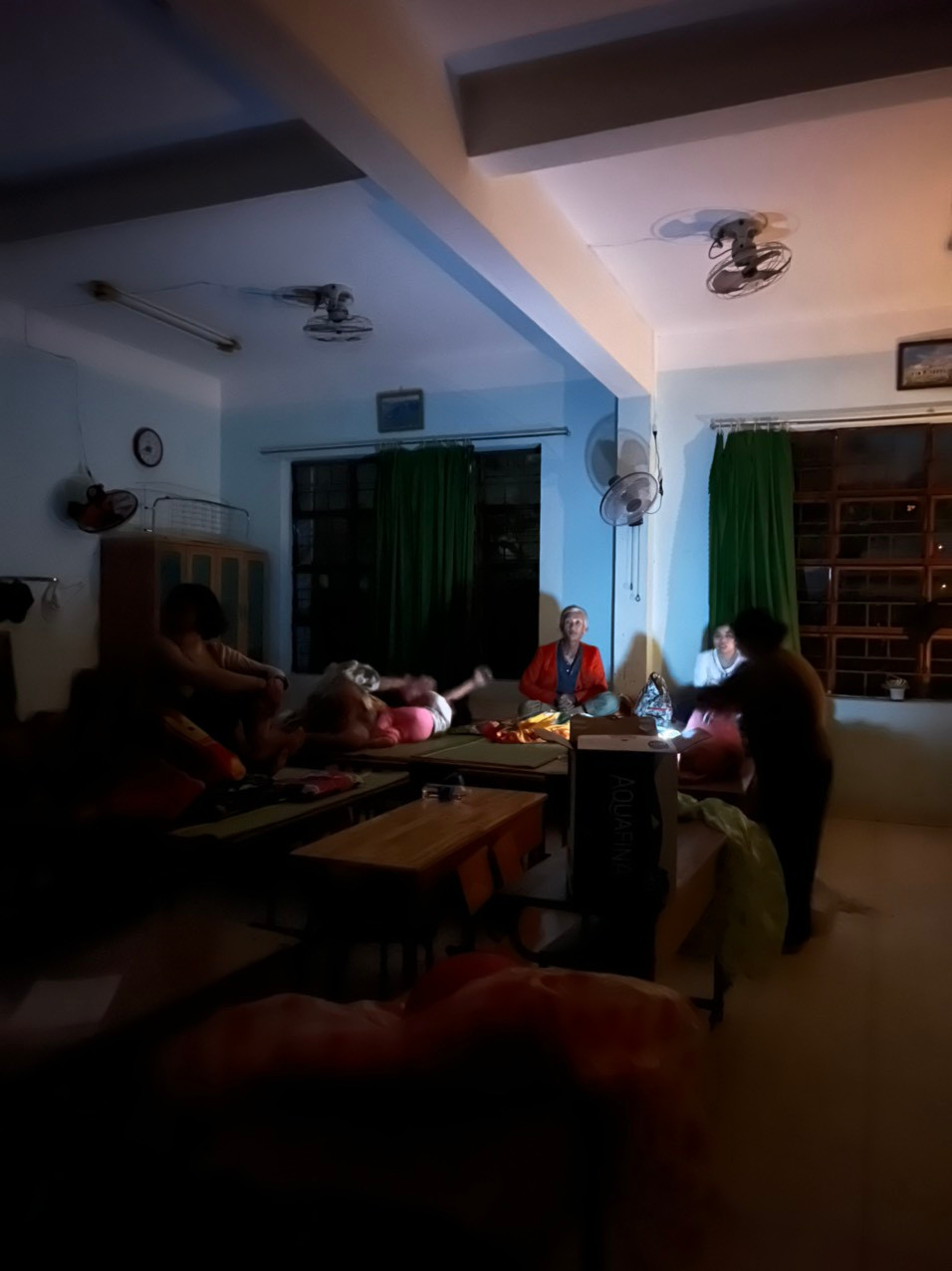 Sơ tán người dân vùng trũng thấp đến nơi an toàn.