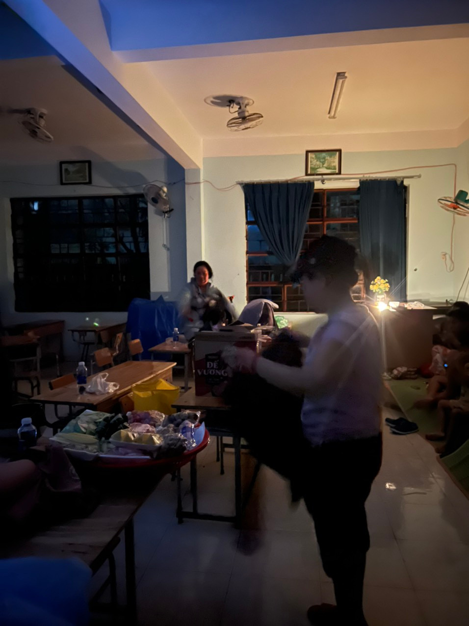 Khung cảnh tại điểm sơ tán dân, kỷ niệm khó quên với nhiều người Đà Nẵng tối 14/10.