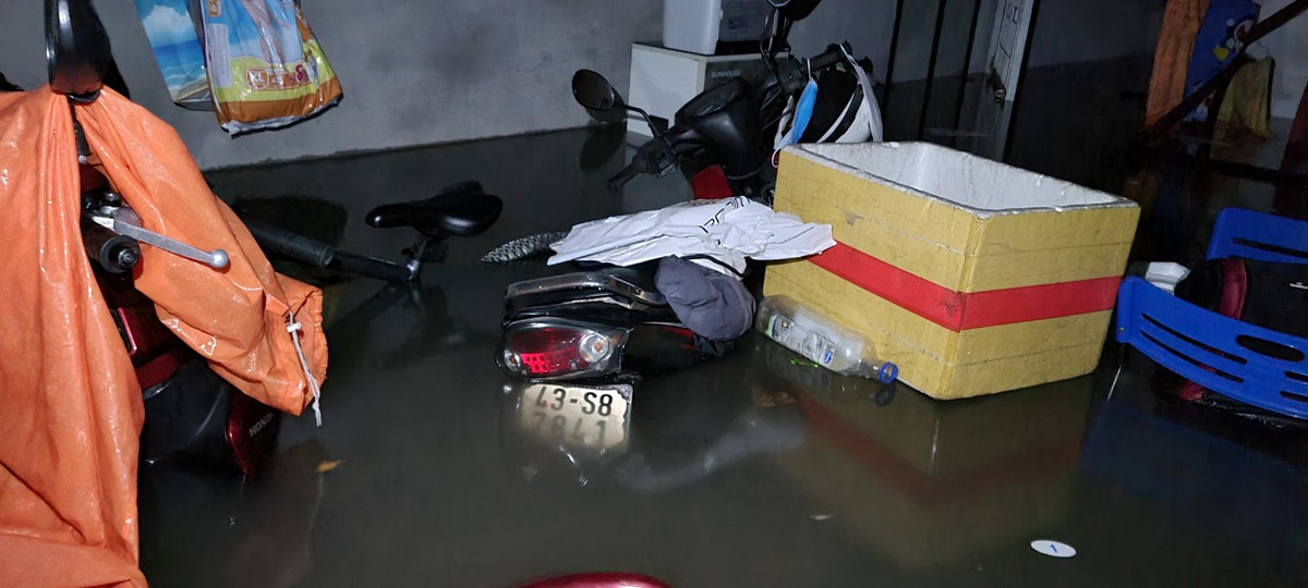 Nhiều xe máy được mang gửi ở khu vực cao hơn cũng chịu chung cảnh ngập tới yên xe.