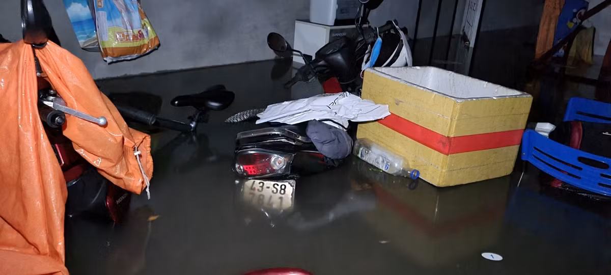 Nhiều xe máy được mang gửi ở khu vực cao hơn cũng chịu chung cảnh ngập tới yên xe.