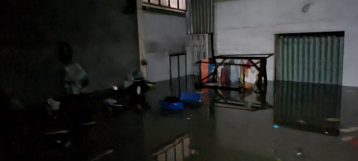 Nhiều nhà nước lên cao quá ngực.