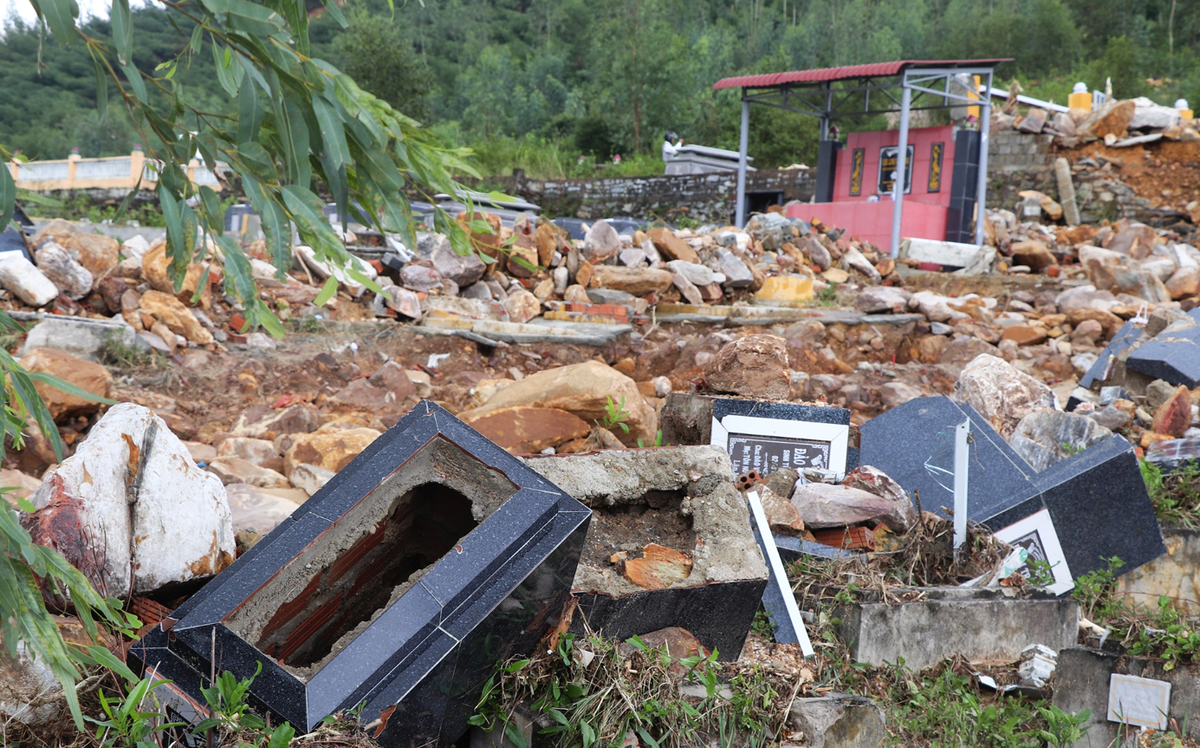 Trước đó, đợt mưa lớn lịch sử đã gây ra sạt lở nghiêm trọng tại nghĩa trang Hòa Sơn, nghĩa trang lớn nhất thành phố Đà Nẵng.