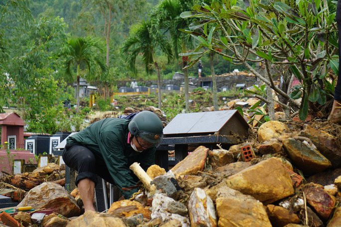Những ngày qua, nhiều người đã cố gắng đi tìm mộ người thân giữa đống đất đá nơi nghĩa trang lớn nhất thành phố.