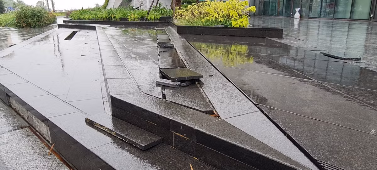 Nền bong tróc từ phía trước....