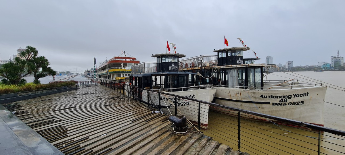 hà hàng và bến du thuyền nằm cạnh cảng sông Hàn cũ, nơi nhiều phương tiện phục vụ du lịch đường thủy đang neo đậu.