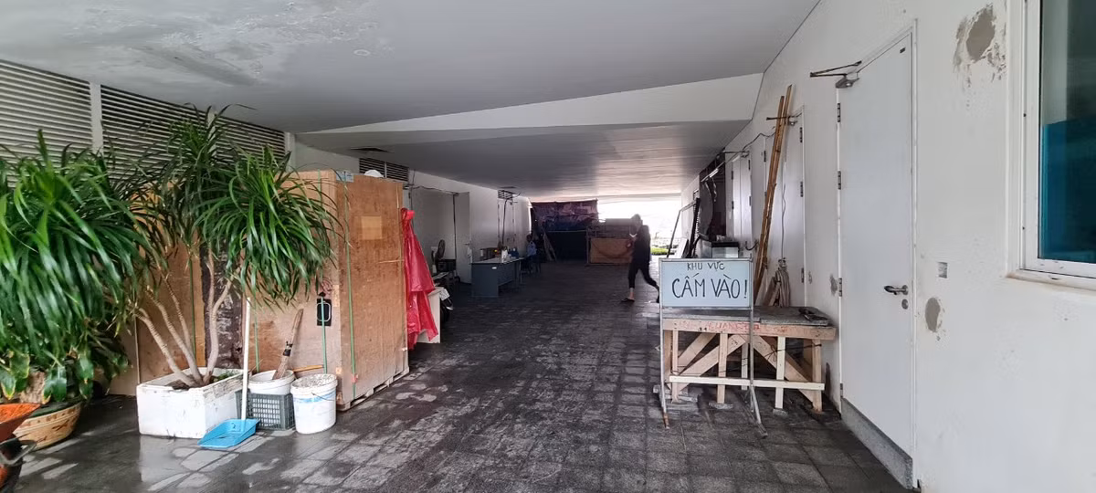 Phía bên trong công trình cũng lộ vẻ nhếch nhác.