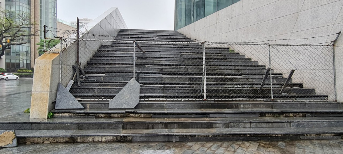 Các lối vào đều được chốt chặn.