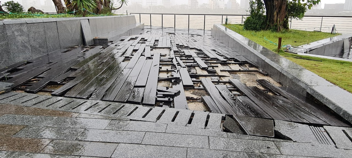 .. đến phía sau cũng trong cảnh "te tua".