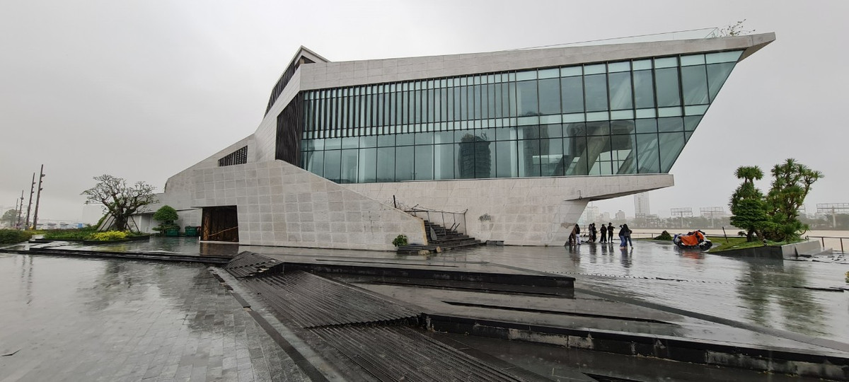 Dự án nhà hàng, bến du thuyền toạ lạc ven sông Hàn, đối diện với toà nhà Trung tâm hành chính Đà Nẵng (quận Hải Châu), nơi được mệnh danh là vị trí "kim cương" của thành phố.