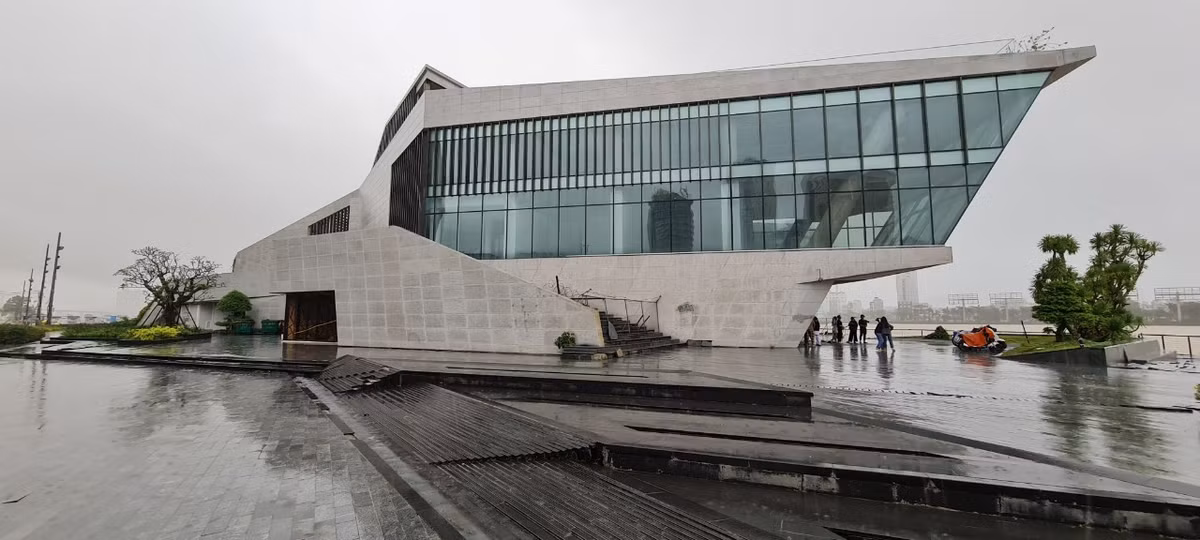 Dự án nhà hàng, bến du thuyền toạ lạc ven sông Hàn, đối diện với toà nhà Trung tâm hành chính Đà Nẵng (quận Hải Châu), nơi được mệnh danh là vị trí "kim cương" của thành phố.