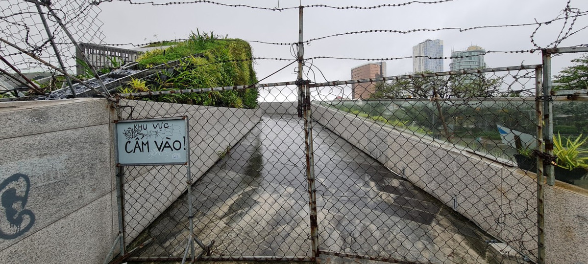 Rào chắn ở khắp nơi.