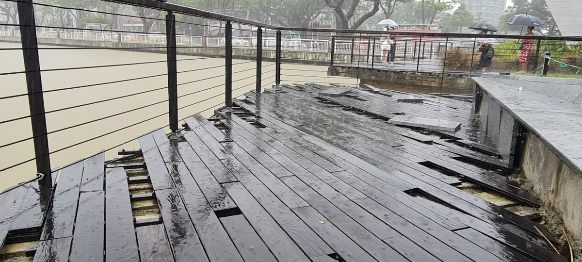 Tuy nhiên, dù đã bắt đầu xuống cấp, công trình độc đáo này vẫn thu hút nhiều bạn trẻ đến check in mỗi ngày.