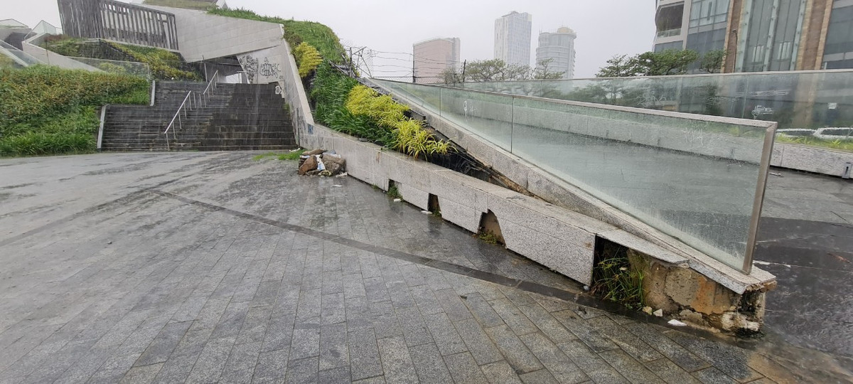 Sau nhiều năm không sử dụng, các hạng mục của công trình bắt đầu xuống cấp, hư hỏng.