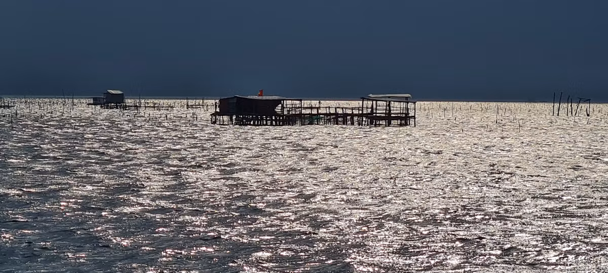 Nếu có cơ hội được ngắm hoàng hôn tại đây, bạn nhất định phải trầm trồ trước sự nên thơ hữu tình của vùng đất xứ Huế.