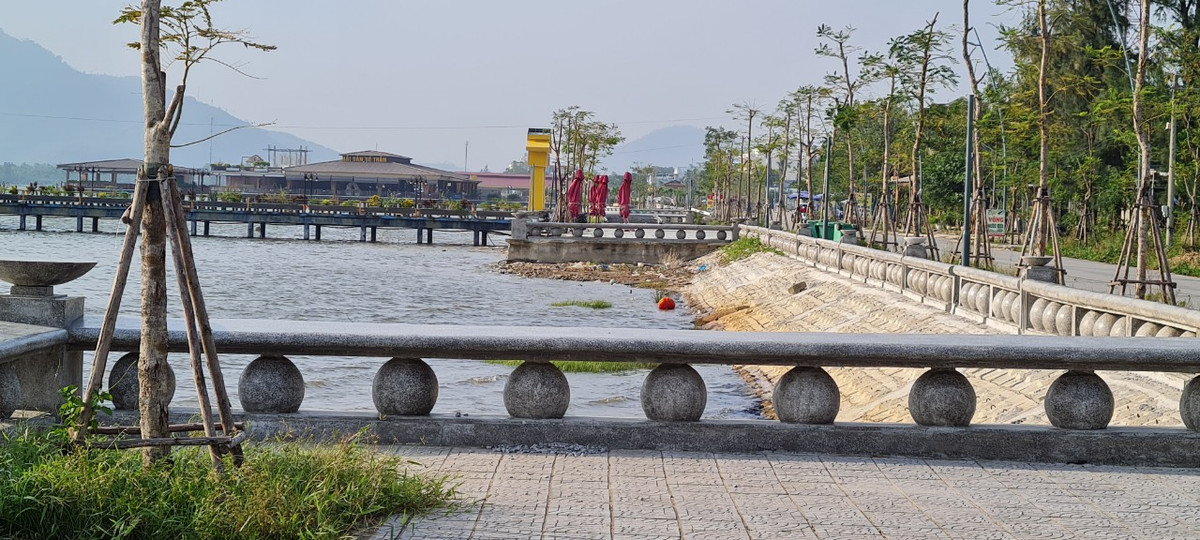 Đầm Lập An là một trong những điểm đến hấp dẫn cả du khách trong và ngoài nước khi đặt chân tới vùng đất cố đô.