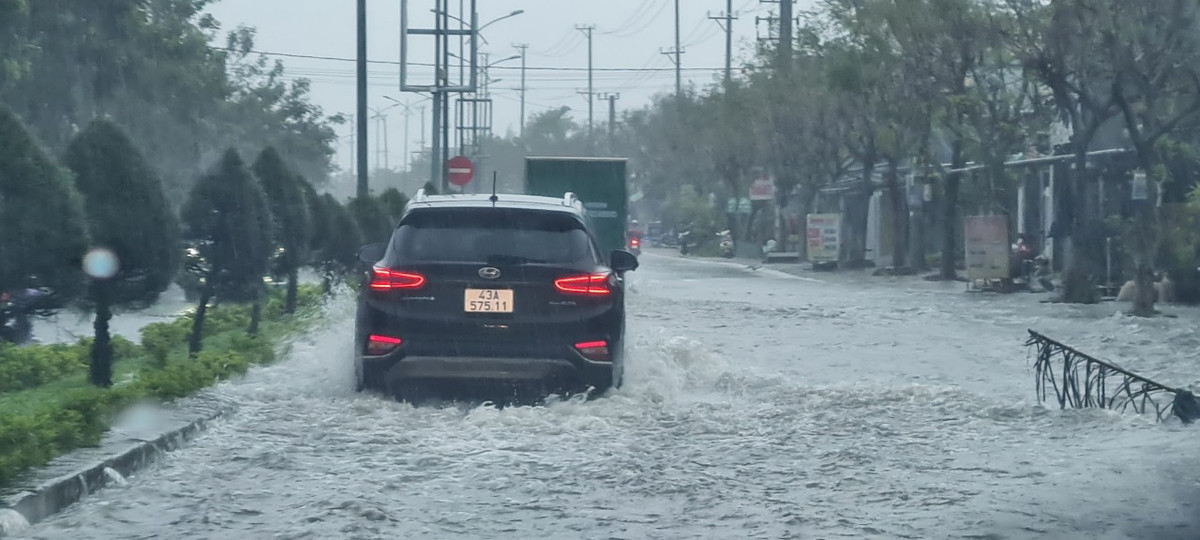 Mua lon, Da Nang ngap tu pho den lang, dan boi thuyen tren duong