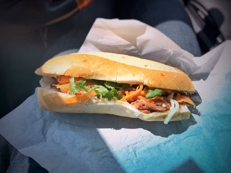 Vào mỗi buổi sáng sớm, nhiều người dân Việt Nam tập thể dục trong các công viên hay bên vỉa hè. Tuy nhiên, trước khi bắt đầu một ngày làm việc mới, họ cần nạp năng lượng. Bánh mì: Với ưu điểm giá thành phù hợp, tiện lợi để mang đi và cũng rất ngon, vì vậy bánh mì là một món ăn sáng hoàn hảo cho những người vội đi làm hoặc các cháu học sinh vội tới trường vào mỗi buổi sáng. Ảnh; Culture Trip.