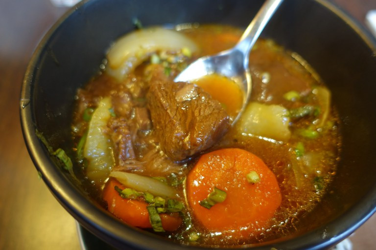 Bò kho (hay còn gọi là bò sốt vang): Là một trong những món ăn sáng ưa thích của nhiều người dân Việt Nam. Ảnh: Culture Trip