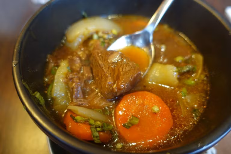 Bò kho (hay còn gọi là bò sốt vang): Là một trong những món ăn sáng ưa thích của nhiều người dân Việt Nam. Ảnh: Culture Trip