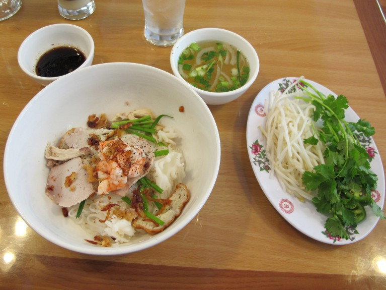 Hủ tiếu: Bát hủ tiếu nóng hổi, ngọt đậm đà từ nước lèo ăn kèm thịt, rau sống đủ sức “níu kéo” thực khách. Ảnh: Culture Trip.