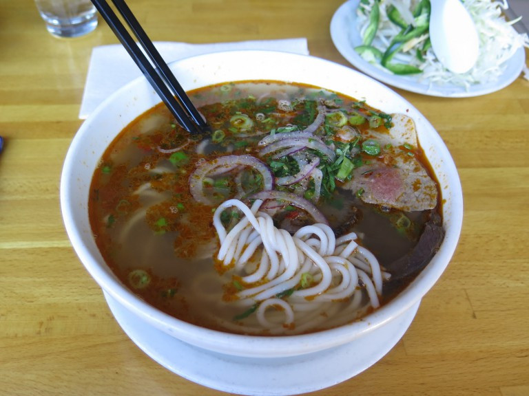 Bún bò Huế: Món ăn này có thể không được nhiều người dân sinh sống ở miền Nam ưa thích vào mỗi buổi sáng, nhưng nó lại rất thích hợp ở các vùng lạnh hơn. Ảnh: Culture Trip.