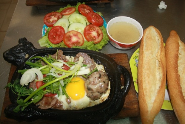 Bò né: Món ăn này quả là lựa chọn hoàn hảo vào bữa sáng với tiêu chí nhanh, gọn và đầy đủ chất dinh dưỡng từ thịt bò, trứng, bánh mì ăn kèm. Ảnh: Báo Giao thông.