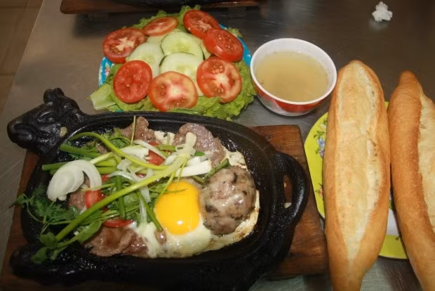 Bò né: Món ăn này quả là lựa chọn hoàn hảo vào bữa sáng với tiêu chí nhanh, gọn và đầy đủ chất dinh dưỡng từ thịt bò, trứng, bánh mì ăn kèm. Ảnh: Báo Giao thông.