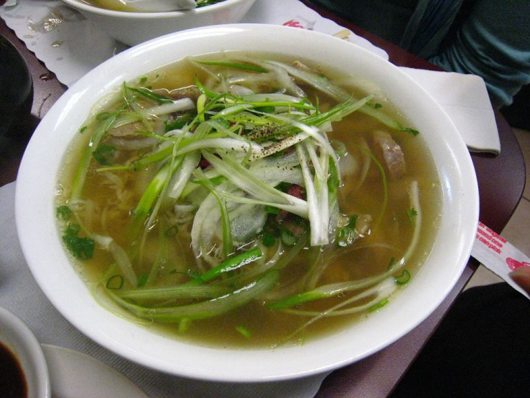 Phở: Khi người nước ngoài trên thế giới nghĩ về ẩm thực Việt Nam, phở là món đầu tiên xuất hiện trong đầu họ. Do đó, không quá bất ngờ khi phở cũng nằm trong 10 món ăn sáng phổ biến ở đất nước hình chữ S. Ảnh: Culture Trip.