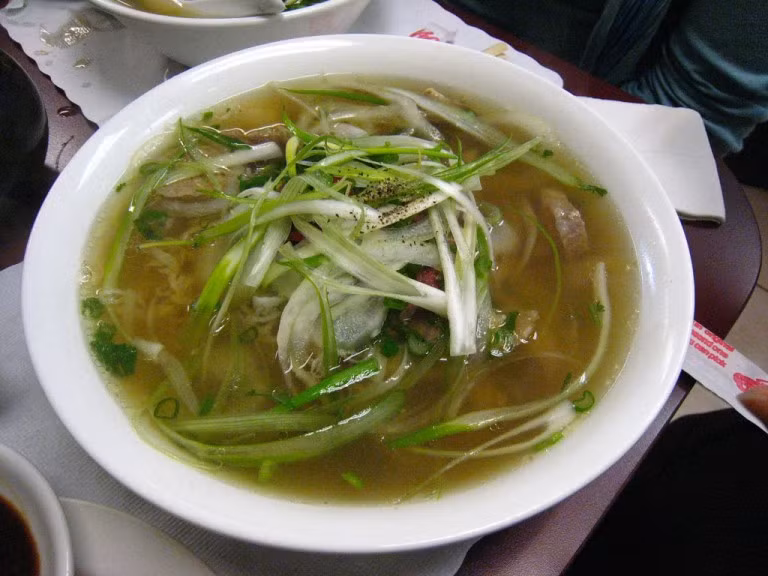 Phở: Khi người nước ngoài trên thế giới nghĩ về ẩm thực Việt Nam, phở là món đầu tiên xuất hiện trong đầu họ. Do đó, không quá bất ngờ khi phở cũng nằm trong 10 món ăn sáng phổ biến ở đất nước hình chữ S. Ảnh: Culture Trip.