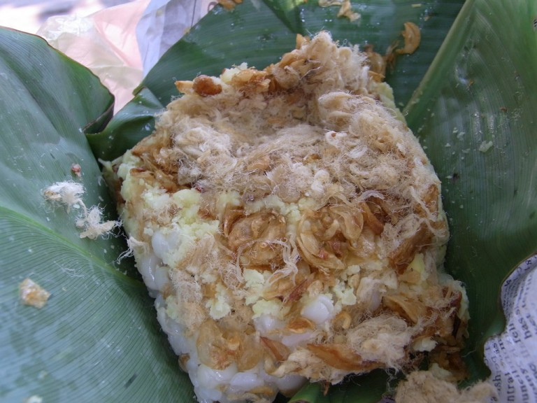 Xôi: Những hàng xôi nằm bên một góc đường là hình ảnh rất đỗi quen thuộc vào mỗi sáng ở Việt Nam. Ảnh: Culture Trip.