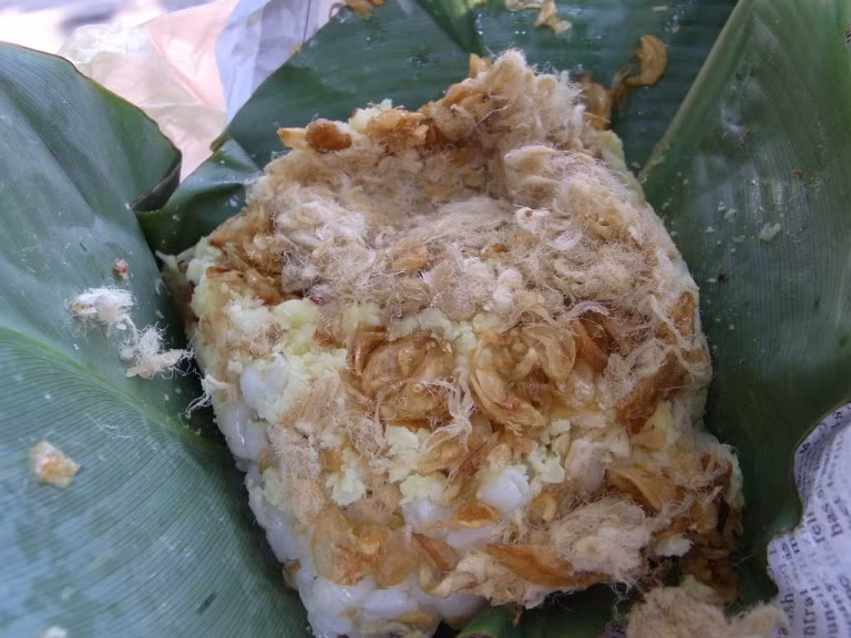 Xôi: Những hàng xôi nằm bên một góc đường là hình ảnh rất đỗi quen thuộc vào mỗi sáng ở Việt Nam. Ảnh: Culture Trip.