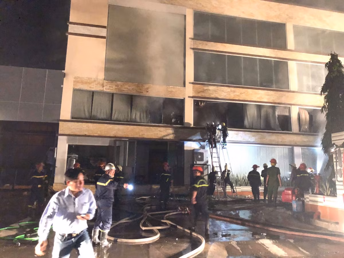 Dang chay lon tai nha xuong Cong ty Banh keo A Chau, TP HCM-Hinh-2