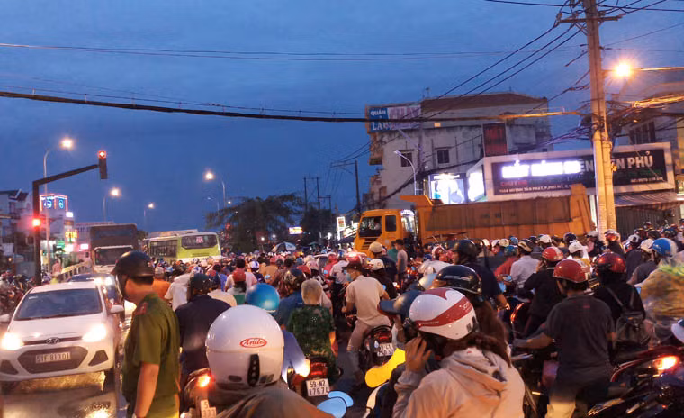 Nhiều người phải len lên lề để di chuyển, hoặc tấp vào lề đứng chờ.