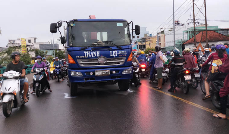 Khi đang đổ dốc cầu Phú Xuân (thuộc địa phận thị trấn Nhà Bè, huyện Nhà Bè) thì xảy ra va chạm với xe tải cẩu biển số 51C-255.01 chạy theo hướng ngược.