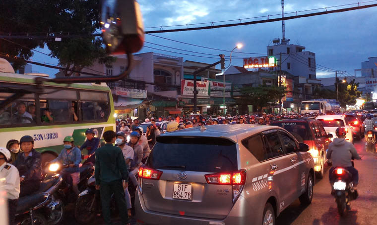 Xe cộ chen chút lưu thông suốt từ chiều đến tối để qua hiện trường vụ tai nạn trên cầu Phú Xuân.