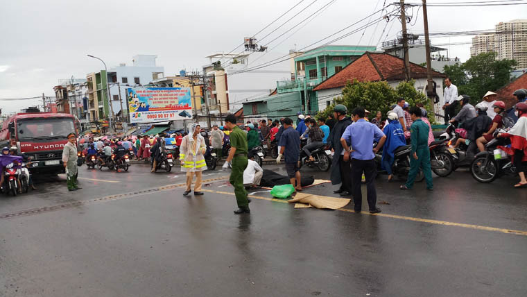 Theo đó, khoảng 16h30 ngày 6/7, nam thanh niên tên Việt (30 tuổi, quê Lâm Đồng) chạy xe máy biên số 63B7-098.18 trên đường Huỳnh Tấn Phát hướng quận 7 đi huyện Nhà Bè.