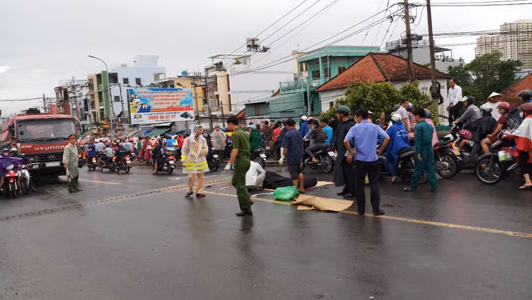 Theo đó, khoảng 16h30 ngày 6/7, nam thanh niên tên Việt (30 tuổi, quê Lâm Đồng) chạy xe máy biên số 63B7-098.18 trên đường Huỳnh Tấn Phát hướng quận 7 đi huyện Nhà Bè.