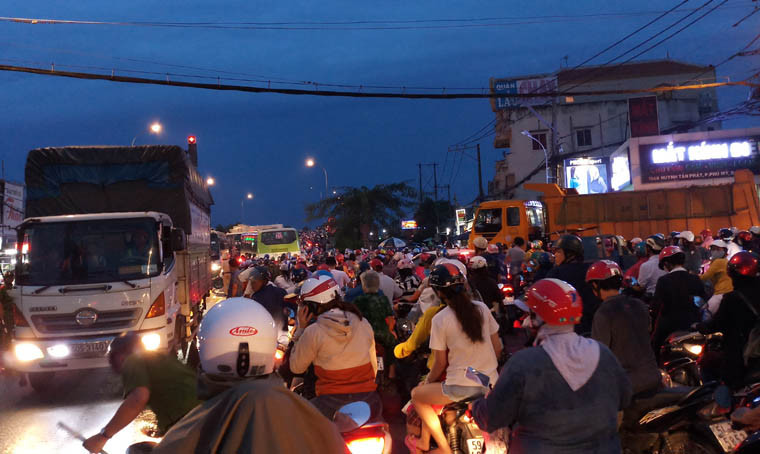 Giao thông bị tê liệt vì vụ TNGT.