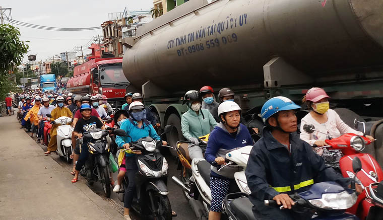 Cú va chạm làm cho anh Việt ngã văng xuống đường tử vong tại chỗ.