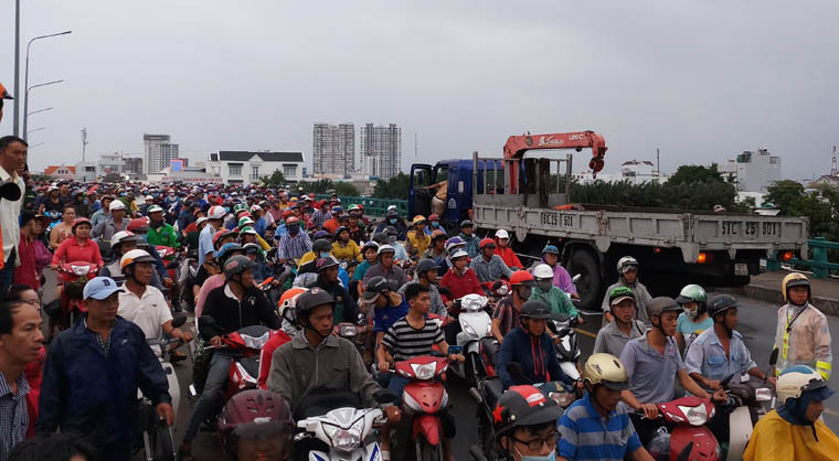 Hàng ngàn phương tiện xếp hàng kéo dài trên đường Huỳnh Tấn Phát...