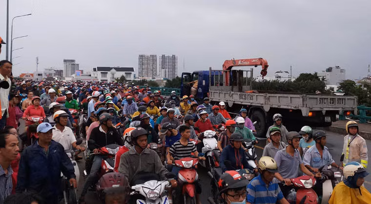 Hàng ngàn phương tiện xếp hàng kéo dài trên đường Huỳnh Tấn Phát...