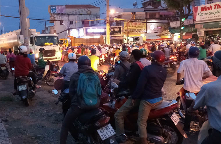 Đến tối qua 6/7, tình hình giao thông trên đường Huỳnh Tấn Phát, đoạn qua cầu Phú Xuân, huyện Nhà Bè giáp quận 7, TP HCM vẫn đang bị ùn tắc nghiêm trọng, do ảnh hưởng của vụ tai nạn giao thông xảy ra vào chiều cùng ngày.